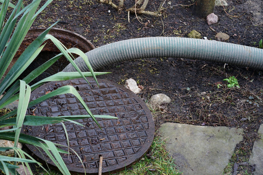 chão de jardim com buraco para dois tipos de fossas